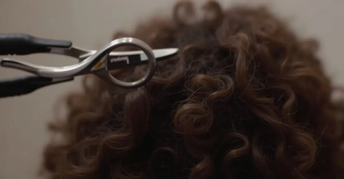 Jak obciąć kręcone włosy? Przewodnik krok po kroku