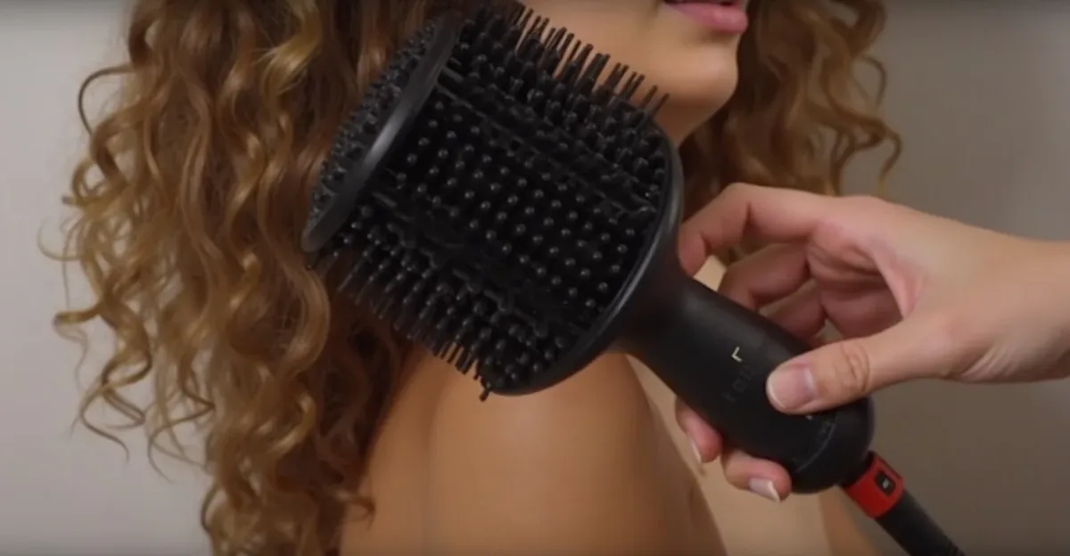 Jak suszyć włosy dyfuzorem? Porady i techniki krok po kroku