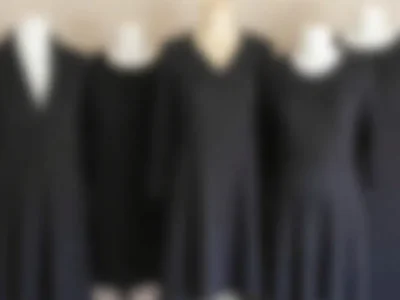 Jak ukryć brzuch? Stylizacje, które zadziałają!
