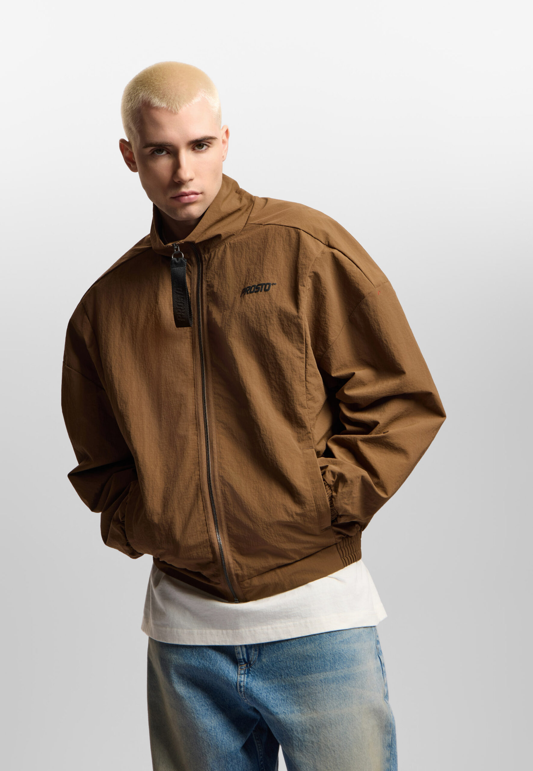 Model w kurtce brązowej PROSTO